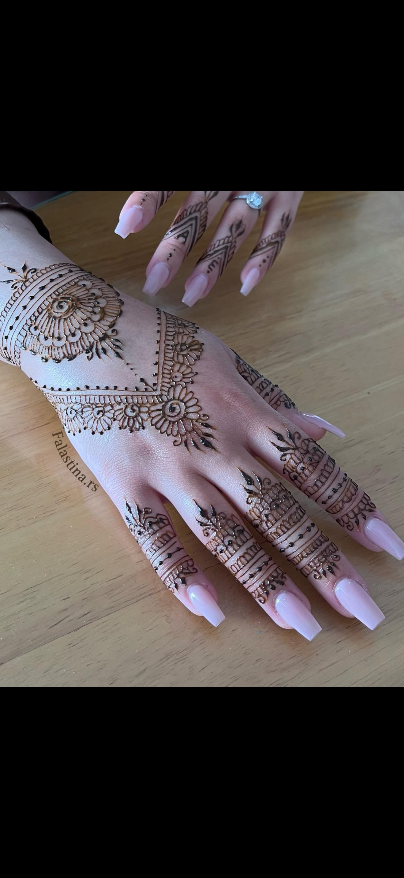 Henna hand design